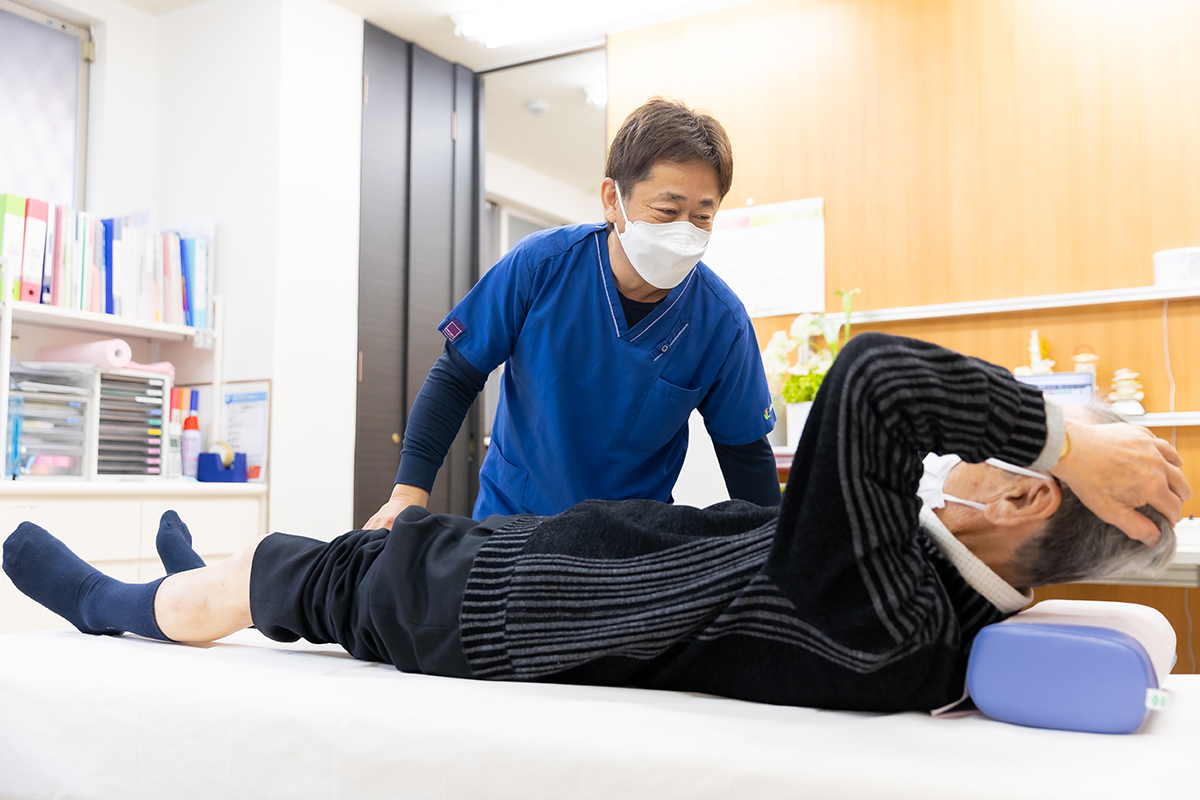 豊中市のかとう整形在宅クリニックの診察・リハビリの様子