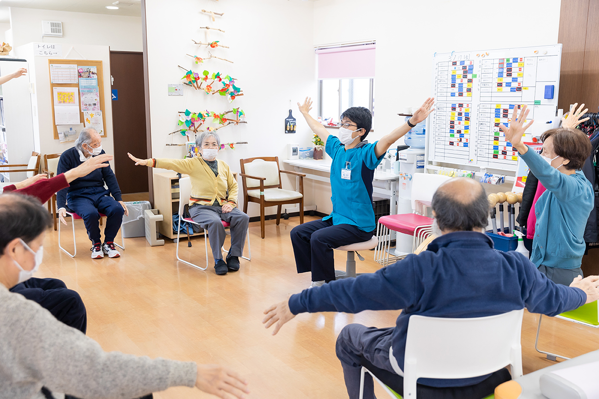 豊中市の整形外科かとう整形在宅クリニックの理学療法士によるリハビリ風景