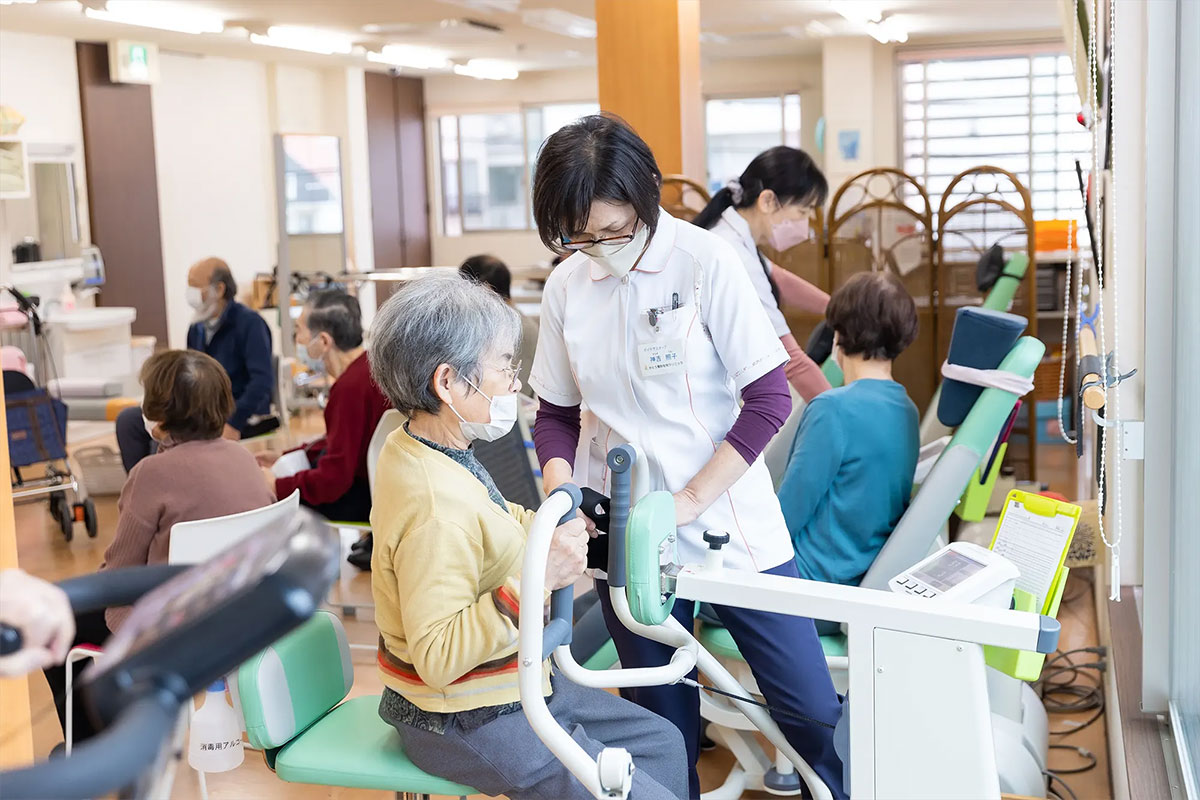豊中市の整形外科かとう整形在宅クリニックの通所リハビリテーション（デイケア）の各種マシンによる自主トレーニング