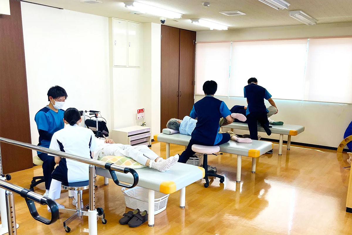 豊中市の整形外科かとう整形在宅クリニックの理学療法士によるリハビリ風景